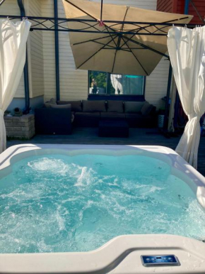 Cozy Holiday Home with Sauna, Outside Jacuzzi & Breakfast, Espoo